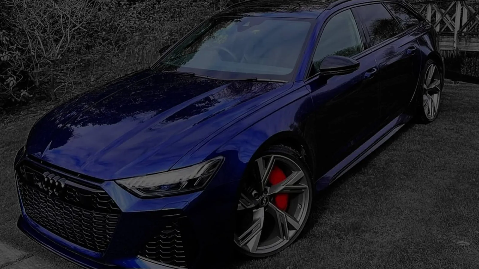 Tmavě modré Audi s čistým lakem