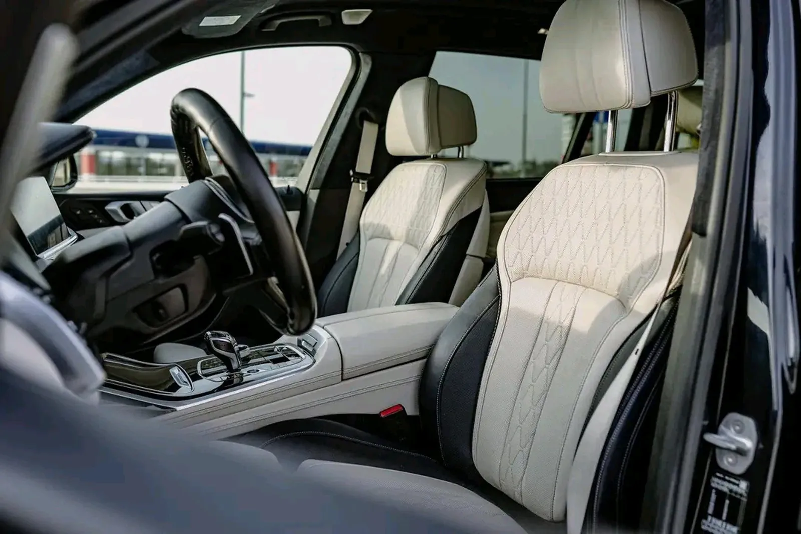 Vyčištěný světlý kožený interiér BMW
